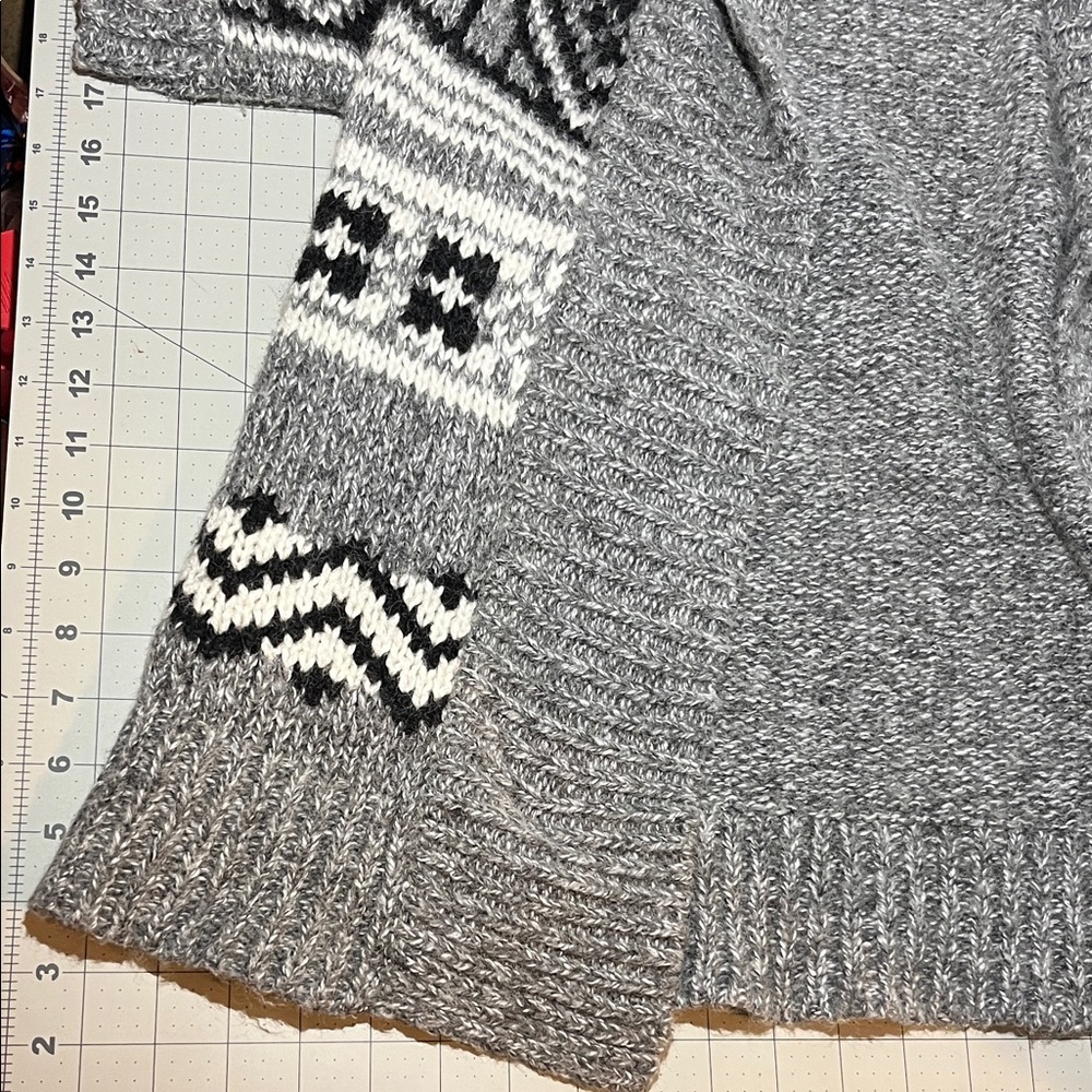 Old Navy Gray and Black Patterned Cardigan - Picture 7 of 7